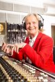 Hörspielkönigin Heikedine Körting freut sich im EUROPA Studio über den Einstieg der drei ??? in alle gängigen Streamingportale © Jan Steinhaus